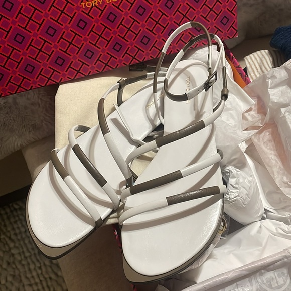 Tory Burch Split Mignon Strappy Flat Sandal size 8.5 new in box - Picture 1 of 5